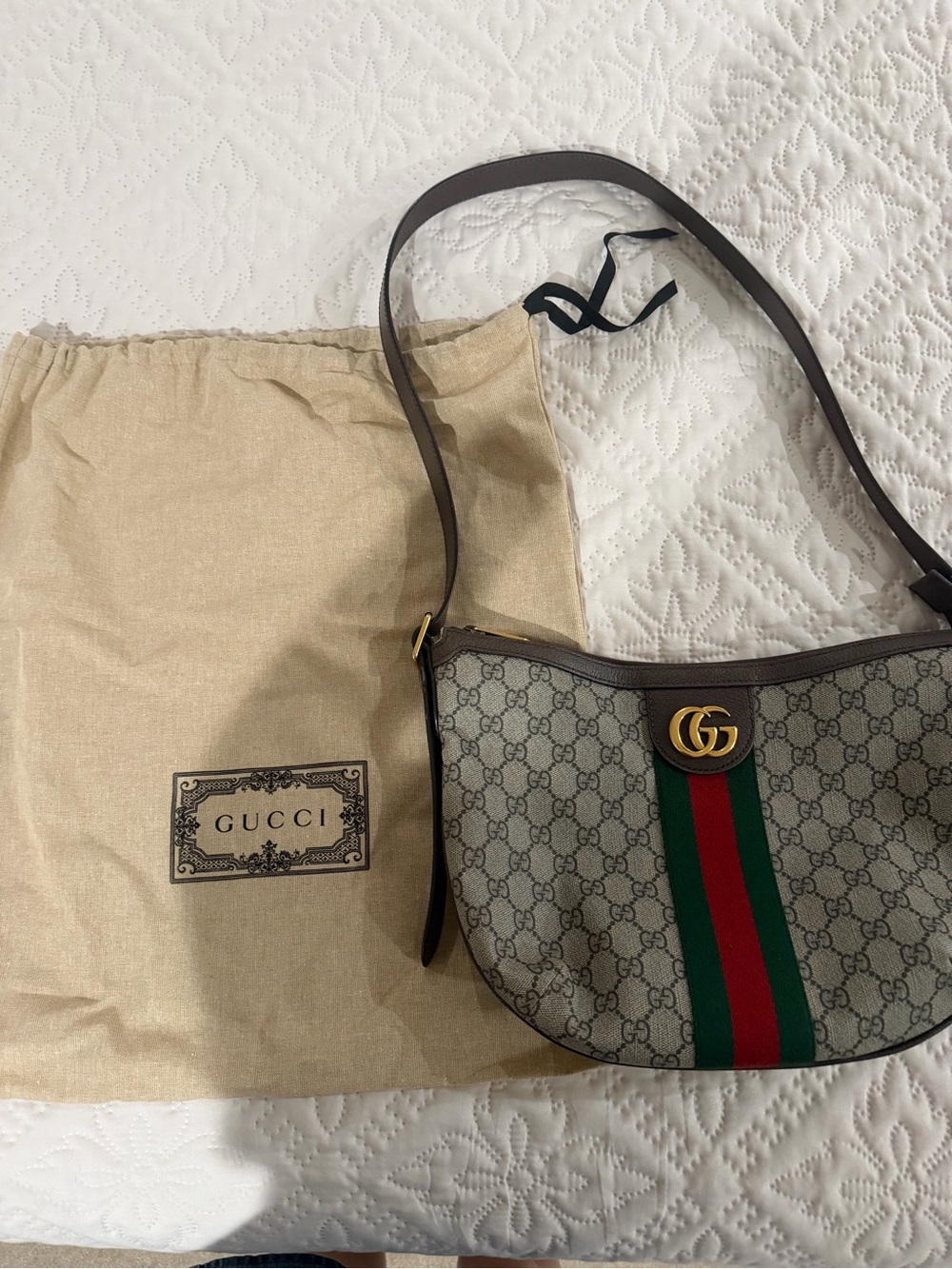 Gucci Beige GG Supreme Shoulder Bag with Red & Green Stripe - Picture 3 of 11
